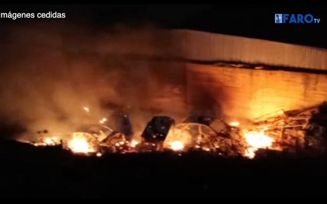 Bomberos sofoca un grave incendio con coches abandonados afectados
