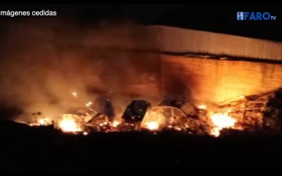 Bomberos sofoca un grave incendio con coches abandonados afectados
