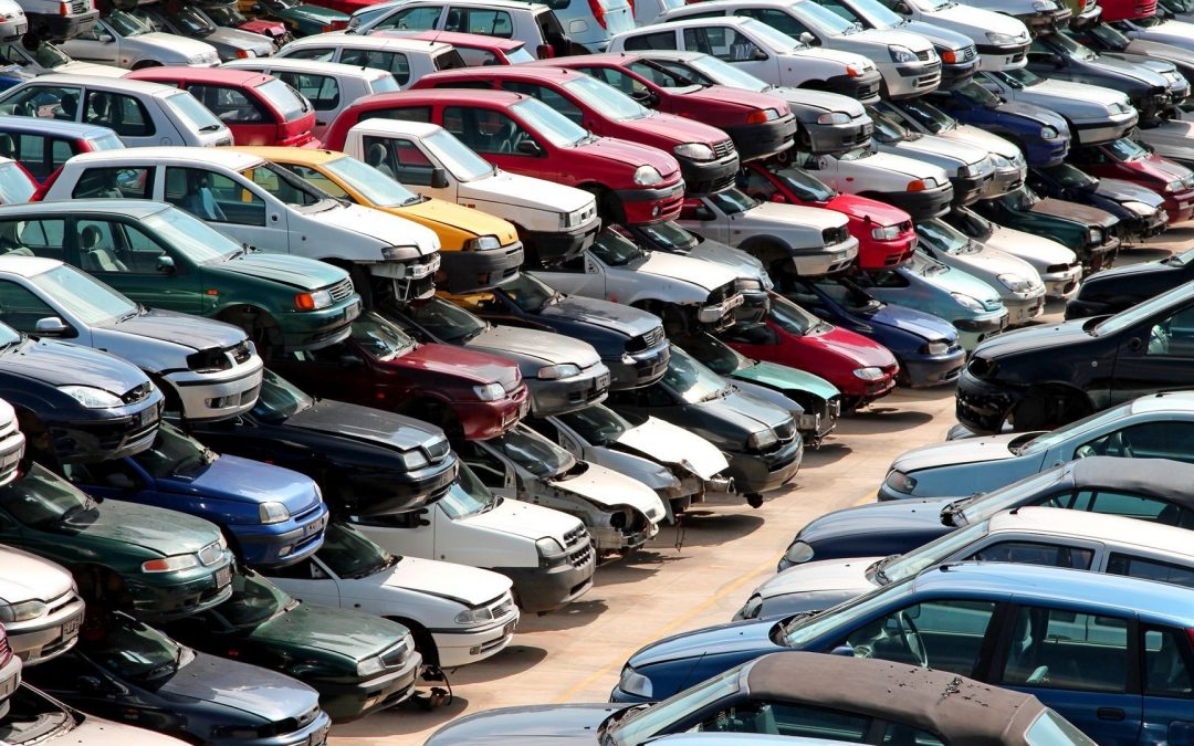 Los desguaces de Madrid reciben cada vez coches más viejos