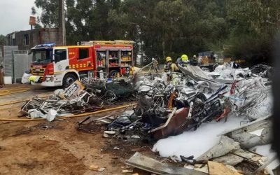 Sofocan un incendio en una montaña de chatarra en O Pousadoiro