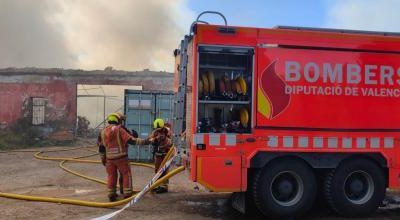 Un incendio calcinó una nave de desguace en Aldaia (Valencia)