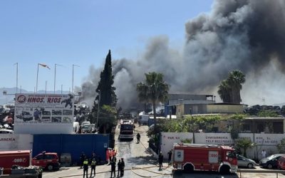 Espectacular incendio en un desguace de Málaga con una espesa columna de humo negro