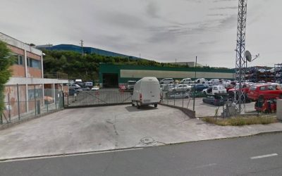 Cuatro coches calcinados en un incendio en un desguace de As Somozas