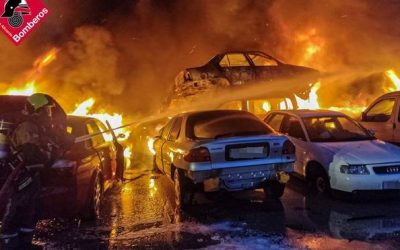 Un incendio en un CAT de Catral calcina al menos 40 coches￼
