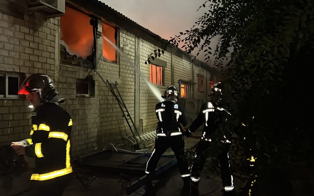 Arde una nave de madera y chatarra en Paracuellos de Jarama￼