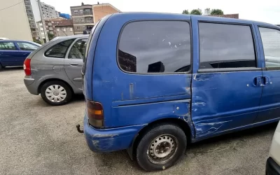 Un cementerio de coches que nadie retira junto a la Travesía de Vigo