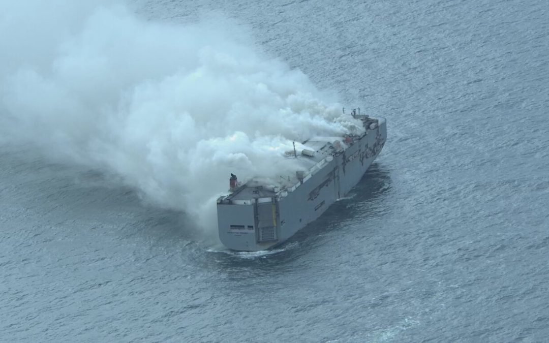 Mover coches eléctricos en barco se está convirtiendo en un problema enorme: otro carguero lleva días ardiendo