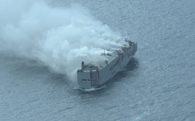 Mover coches eléctricos en barco se está convirtiendo en un problema enorme: otro carguero lleva días ardiendo